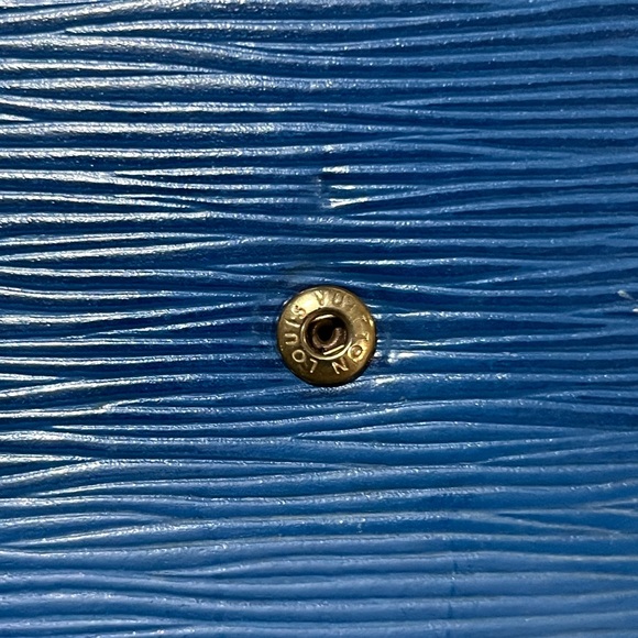 1990s Vintage Blue LV EPI wallet - Picture 5 of 8